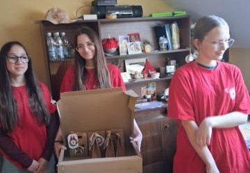 Szkolne Koło Caritas z życzeniami w DPS