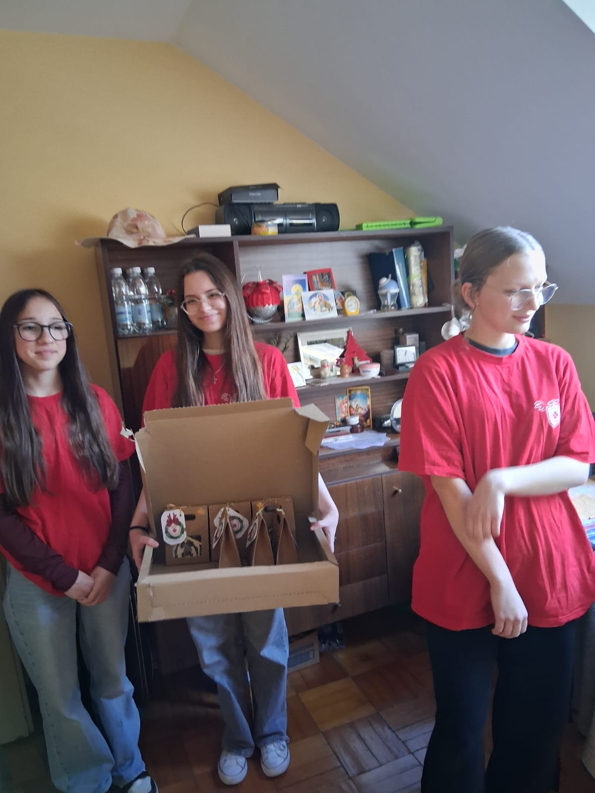 Szkolne Koło Caritas z życzeniami w DPS