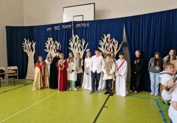 Występ przedstawicieli Szkolnego Koła Caritas w inscenizacji Bruno Ferrero 