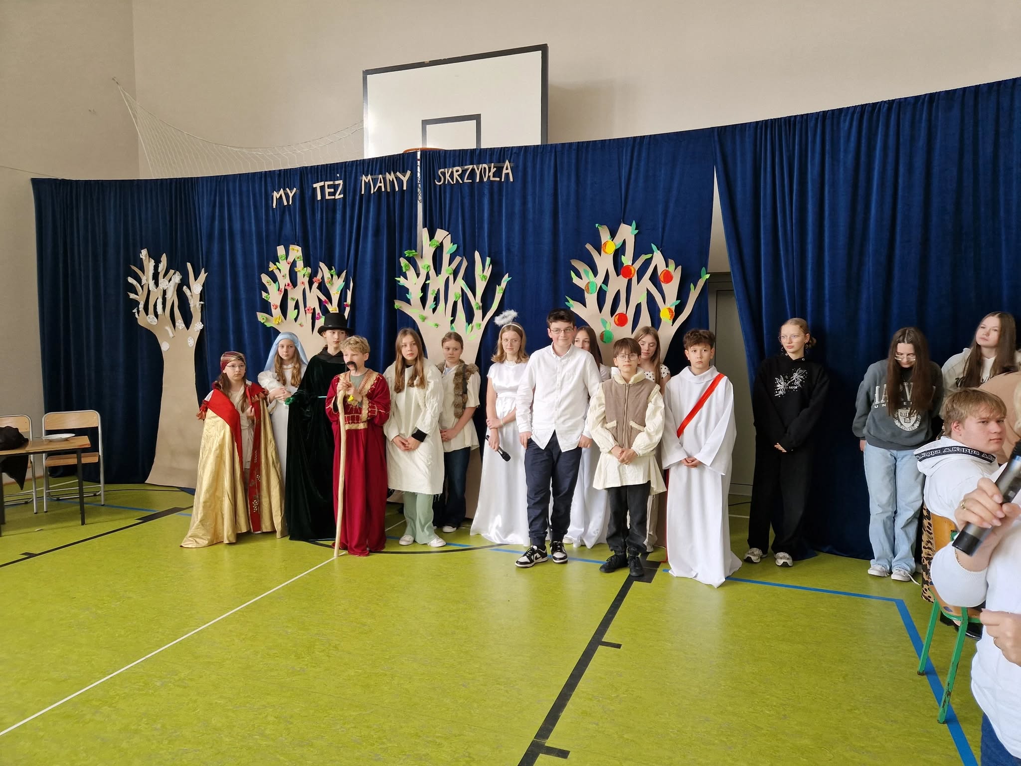 Występ przedstawicieli Szkolnego Koła Caritas w inscenizacji Bruno Ferrero 